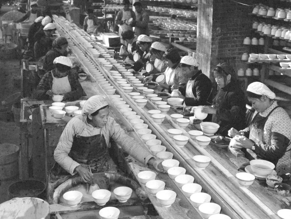 ↑ 1978年，景德鎮(zhèn)為民瓷廠工人生產(chǎn)日用瓷。