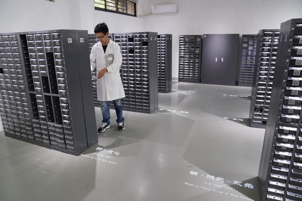 ↑工作人員在古陶瓷基因庫里工作（2023年5月16日攝）。