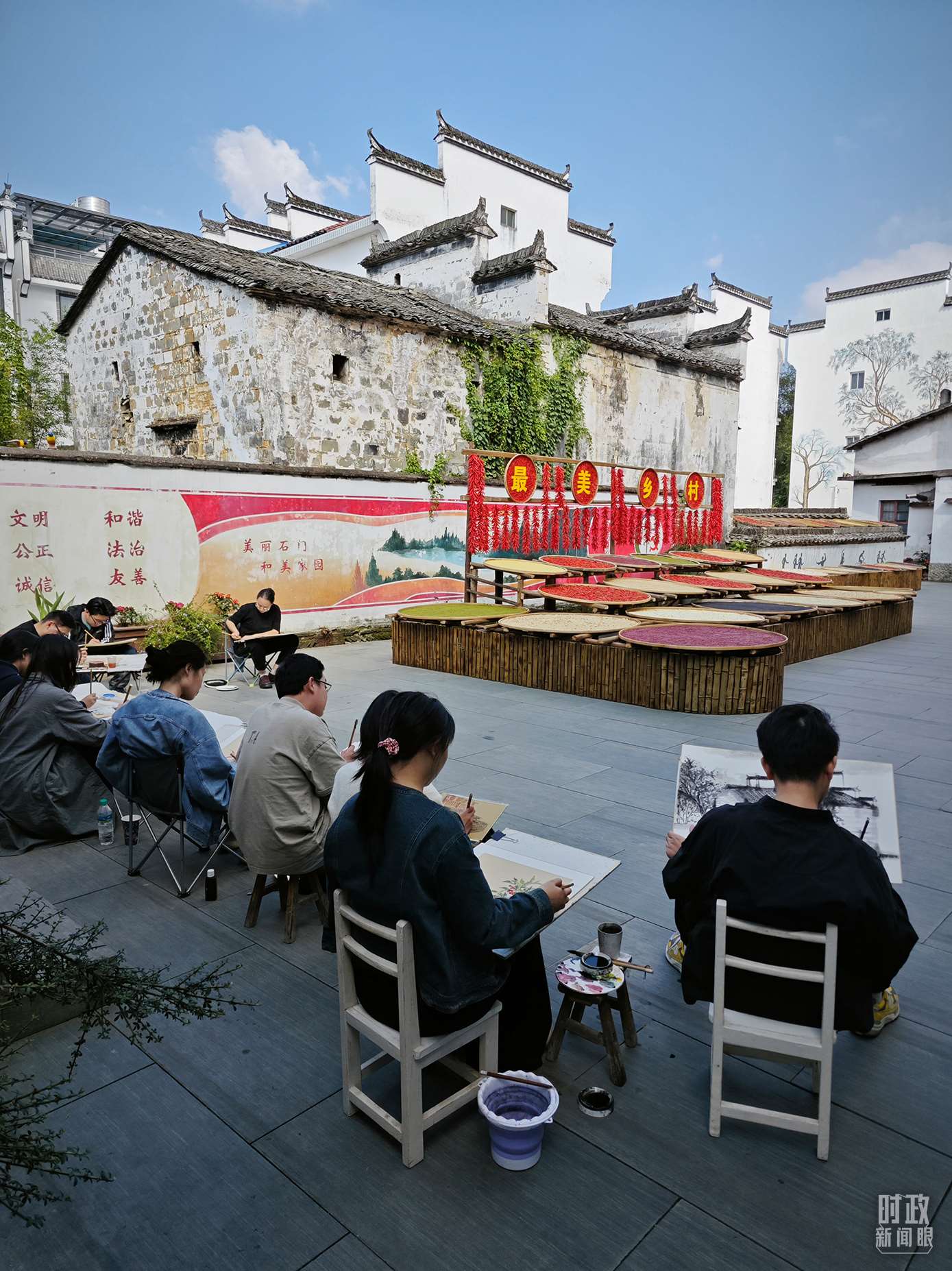 △來(lái)自中國(guó)美術(shù)學(xué)院的同學(xué)在石門(mén)村寫(xiě)生。（總臺(tái)央視記者郁振一拍攝）