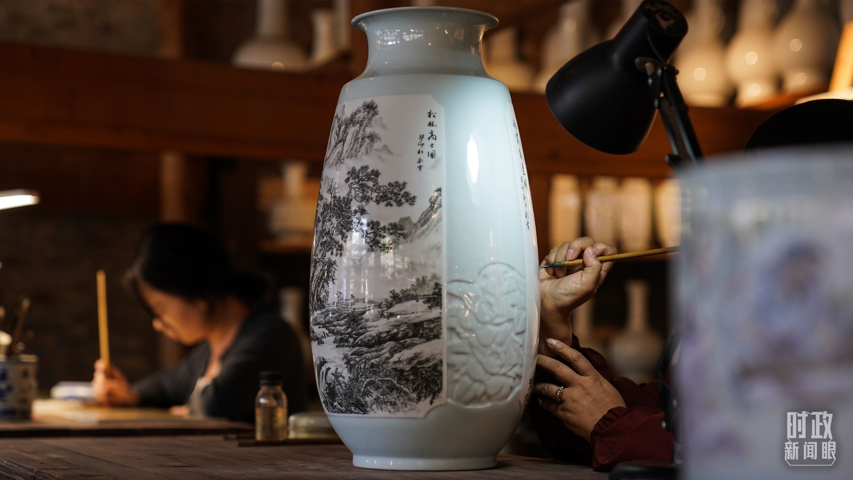 △陶瓷畫(huà)師正在繪制瓷器。（總臺(tái)國(guó)廣記者李晉拍攝）