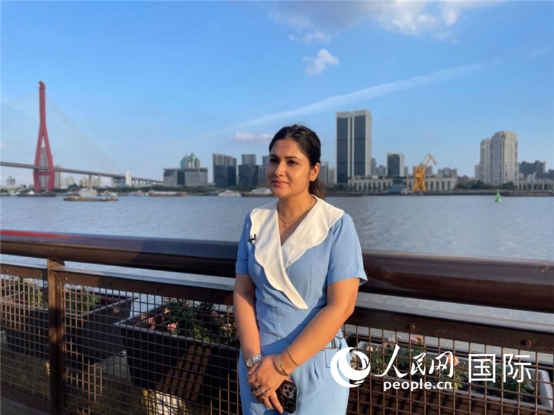 孟加拉國Channel24電視頻道主持人伊斯拉特·阿敏在上海市楊浦濱江接受采訪。 人民網(wǎng)記者 張榮攝