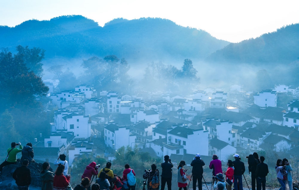 游客在婺源縣石城村游玩（2019年11月8日攝）。