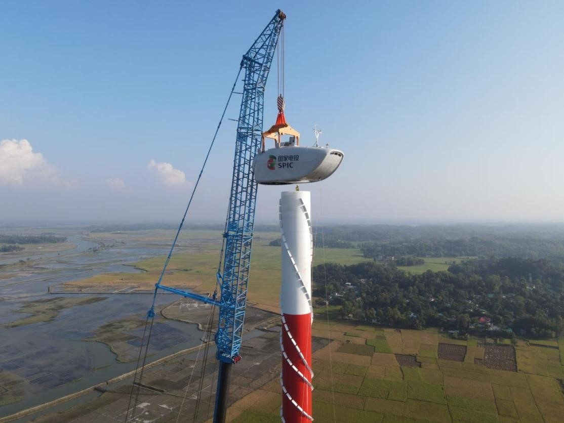 孟加拉國科巴風電項目首臺風機吊裝。國家電投供圖