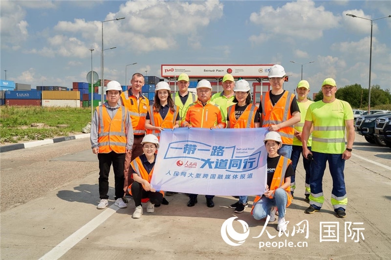 人民網(wǎng)記者在莫斯科別雷拉斯特物流中心采訪。