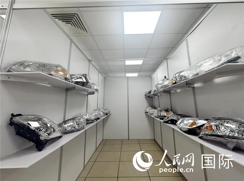 在位于莫斯科格林伍德國際貿(mào)易中心的浙江寧波優(yōu)質(zhì)商品展銷中心內(nèi)，展示著來自浙江寧波慈溪市的汽車配件樣品。人民網(wǎng)記者 申佳平攝