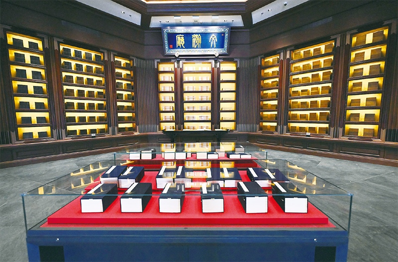 建設(shè)中國國家版本館，是以習(xí)近平同志為核心的黨中央作出的重大決策，是文明大國建設(shè)的基礎(chǔ)工程，是功在當(dāng)代、利在千秋的標(biāo)志性文化工程，充分體現(xiàn)了我們黨傳承發(fā)展中華文化的高度自覺、汲取歷史智慧更好走向未來的歷史主動。圖為2023年5月拍攝的中國國家版本館中央總館文瀚廳。 新華社發(fā)