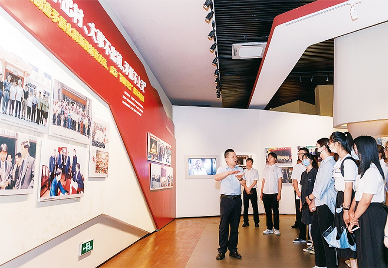 黨的十八大以來，習(xí)近平總書記多次對堅持和發(fā)展“楓橋經(jīng)驗”作出重要指示，推動新時代“楓橋經(jīng)驗”在基層社會治理中煥發(fā)勃勃生機。圖為青年學(xué)子在浙江省諸暨市楓橋鎮(zhèn)的楓橋經(jīng)驗陳列館參觀學(xué)習(xí)（2022年8月25日攝）。 新華社記者 徐昱/攝