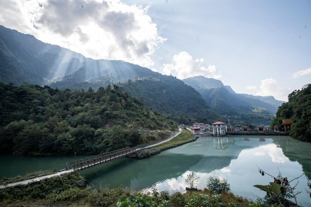 這是2022年11月8日拍攝的尼泊爾上馬相迪A水電站大壩。上馬相迪A水電站位于尼泊爾西部勒姆宗縣，2013年1月開工建設，2017年1月1日投入商業(yè)運營。該水電站投入運營以來，極大緩解了尼泊爾電力緊缺局面。新華社發(fā)（哈里·馬哈爾詹 攝）