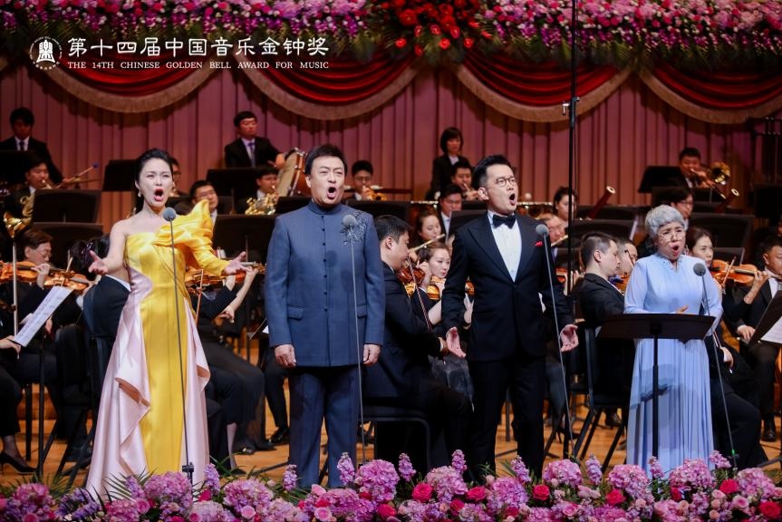 龔爽（左一）、呂繼宏（左二）、石倚潔（右二）、迪里拜爾（右一）四位藝術(shù)家領(lǐng)唱《領(lǐng)航》。主辦方供圖