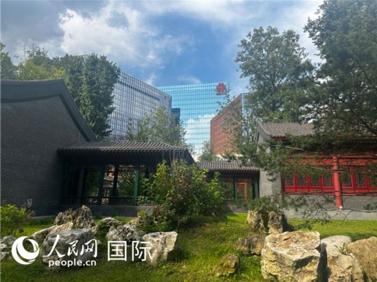 莫斯科中國貿(mào)易中心的中式園林“華銘園”一角。人民網(wǎng)記者 申佳平攝