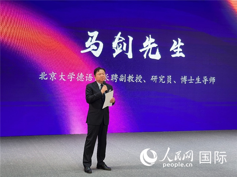 北京大學(xué)德語系長聘副教授馬劍點評學(xué)生表現(xiàn)。（攝影：張麗鷗）