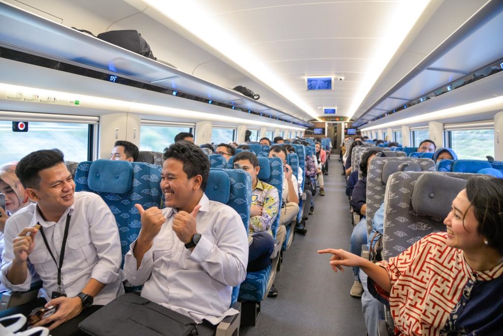 10月17日，乘客在行駛中的雅萬高鐵高速動車組列車車廂內(nèi)交談。