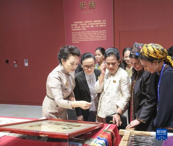  10月18日上午，國(guó)家主席習(xí)近平夫人彭麗媛邀請(qǐng)出席第三屆“一帶一路”國(guó)際合作高峰論壇的外方領(lǐng)導(dǎo)人夫人參觀中國(guó)工藝美術(shù)館（中國(guó)非物質(zhì)文化遺產(chǎn)館）。這是彭麗媛同外方領(lǐng)導(dǎo)人夫人觀看刺繡。新華社記者 殷博古 攝