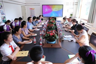 圖⑤：法治宣講結(jié)束后，重慶五中院組織召開座談會，聽取人大代表和朵力小學教師、家長代表對法院未成年人保護工作的意見建議。