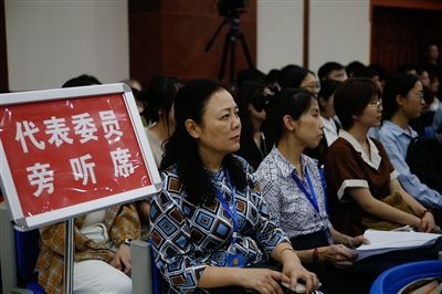 圖④：重慶五中院在西南政法大學開庭審理一起執(zhí)行異議之訴二審案，重慶市人大代表張濤（左一）、周藝梅（左二）和學生一起觀摩庭審。