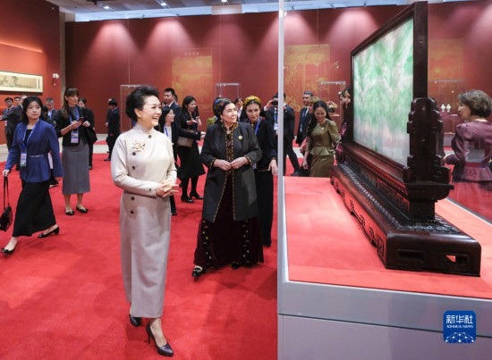  10月18日上午，國(guó)家主席習(xí)近平夫人彭麗媛邀請(qǐng)出席第三屆“一帶一路”國(guó)際合作高峰論壇的外方領(lǐng)導(dǎo)人夫人參觀中國(guó)工藝美術(shù)館（中國(guó)非物質(zhì)文化遺產(chǎn)館）。這是彭麗媛同外方領(lǐng)導(dǎo)人夫人參觀展品。新華社記者 丁林 攝