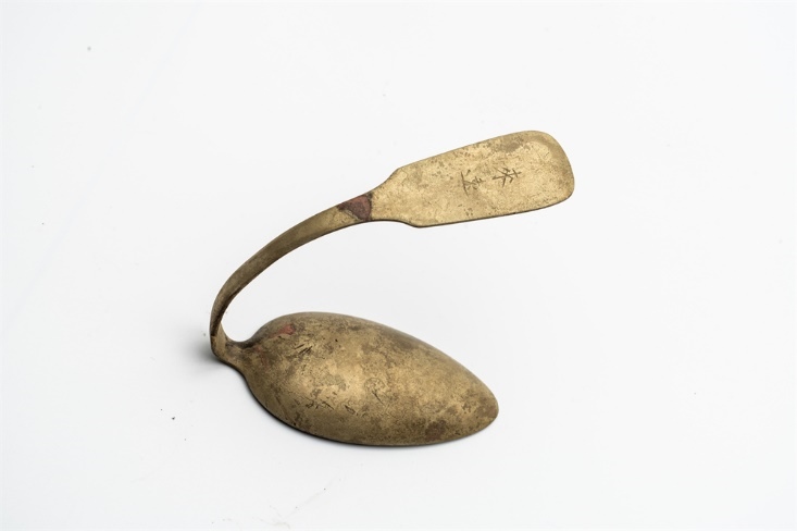 鏨刻“來(lái)遠(yuǎn)”的湯勺。國(guó)家文物局供圖