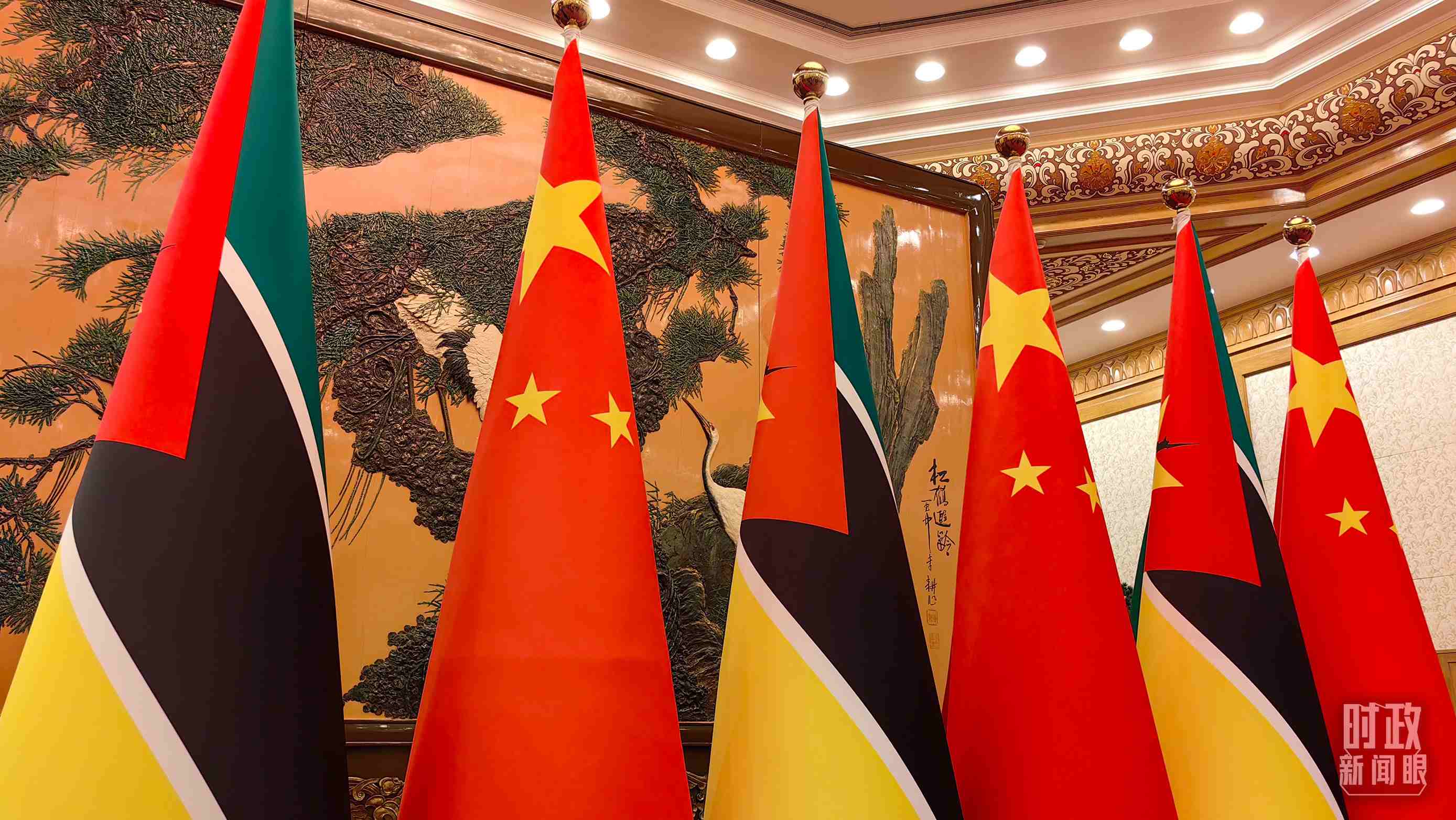 △會見現(xiàn)場，中國、莫桑比克兩國國旗。（總臺央廣記者潘毅拍攝）