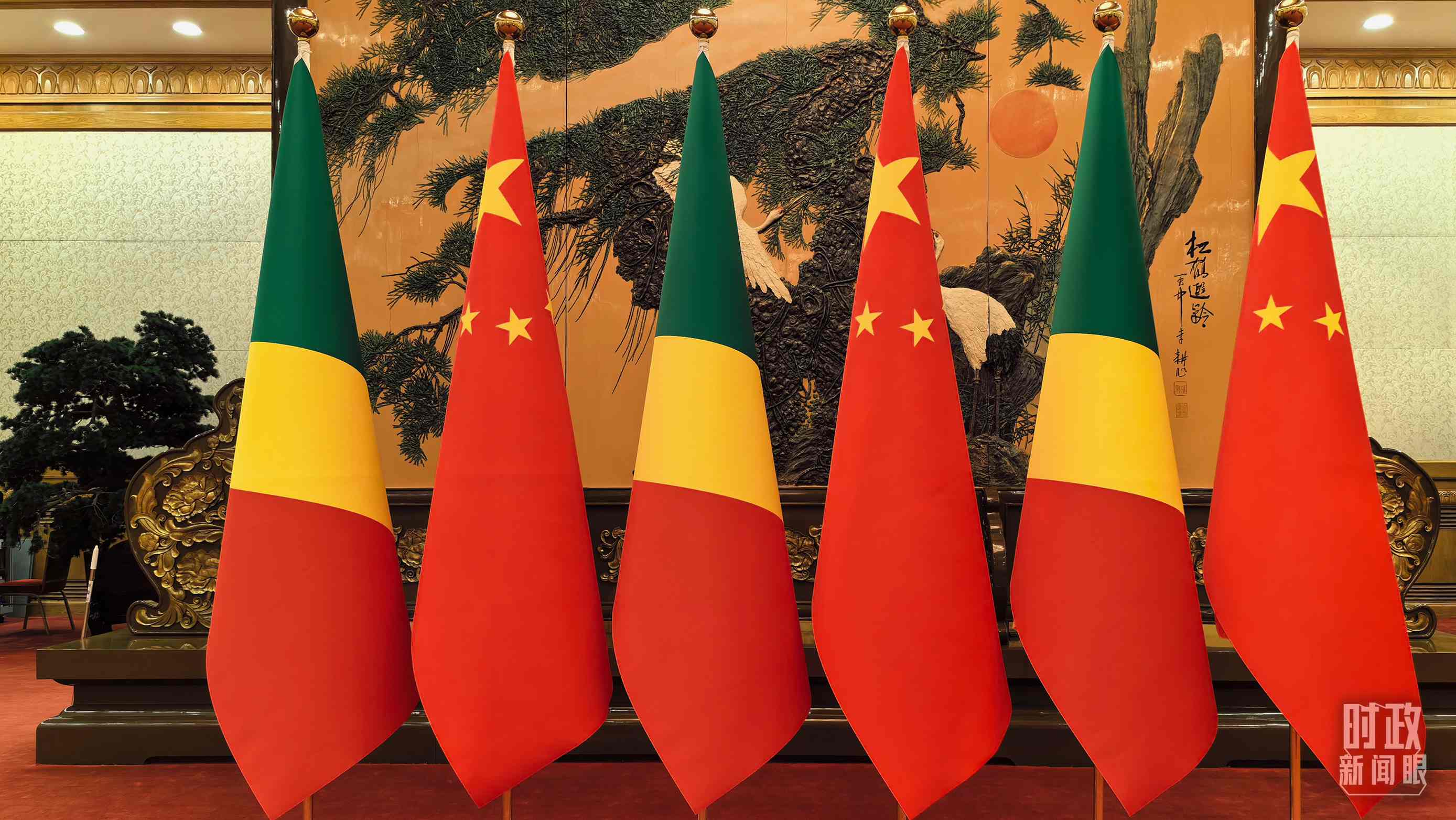 △會見現(xiàn)場的中國、剛果（布）兩國國旗。（總臺央視記者陸泓宇拍攝）