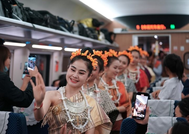 老撾工作人員在中老鐵路上開行的D887次國際旅客列車上表演（4月13日攝）。新華社記者 邢廣利 攝