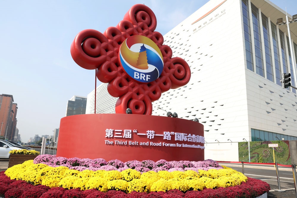 這是在北京國家會(huì)議中心附近拍攝的“一帶一路”國際合作高峰論壇景觀布置（2023年10月17日攝）。新華社記者 陳斌 攝