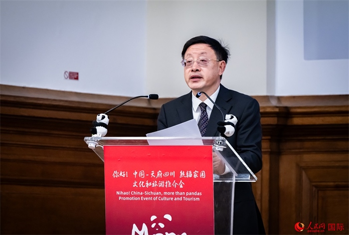 四川省文化和旅游廳廳長(zhǎng)戴允康作文化旅游推介。人民網(wǎng) 郭錦標(biāo)攝