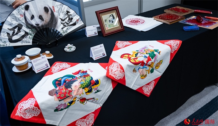 活動(dòng)現(xiàn)場(chǎng)的現(xiàn)場(chǎng)文創(chuàng)展、互動(dòng)體驗(yàn)區(qū)、非遺區(qū)展示。人民網(wǎng) 郭錦標(biāo)攝