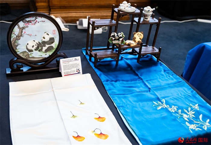 活動(dòng)現(xiàn)場(chǎng)的現(xiàn)場(chǎng)文創(chuàng)展、互動(dòng)體驗(yàn)區(qū)、非遺區(qū)展示。人民網(wǎng) 郭錦標(biāo)攝