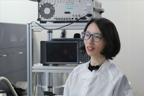 李婧在中國科學(xué)院紫金山天文臺毫米波和亞毫米波技術(shù)實(shí)驗(yàn)室。（受訪者供圖）