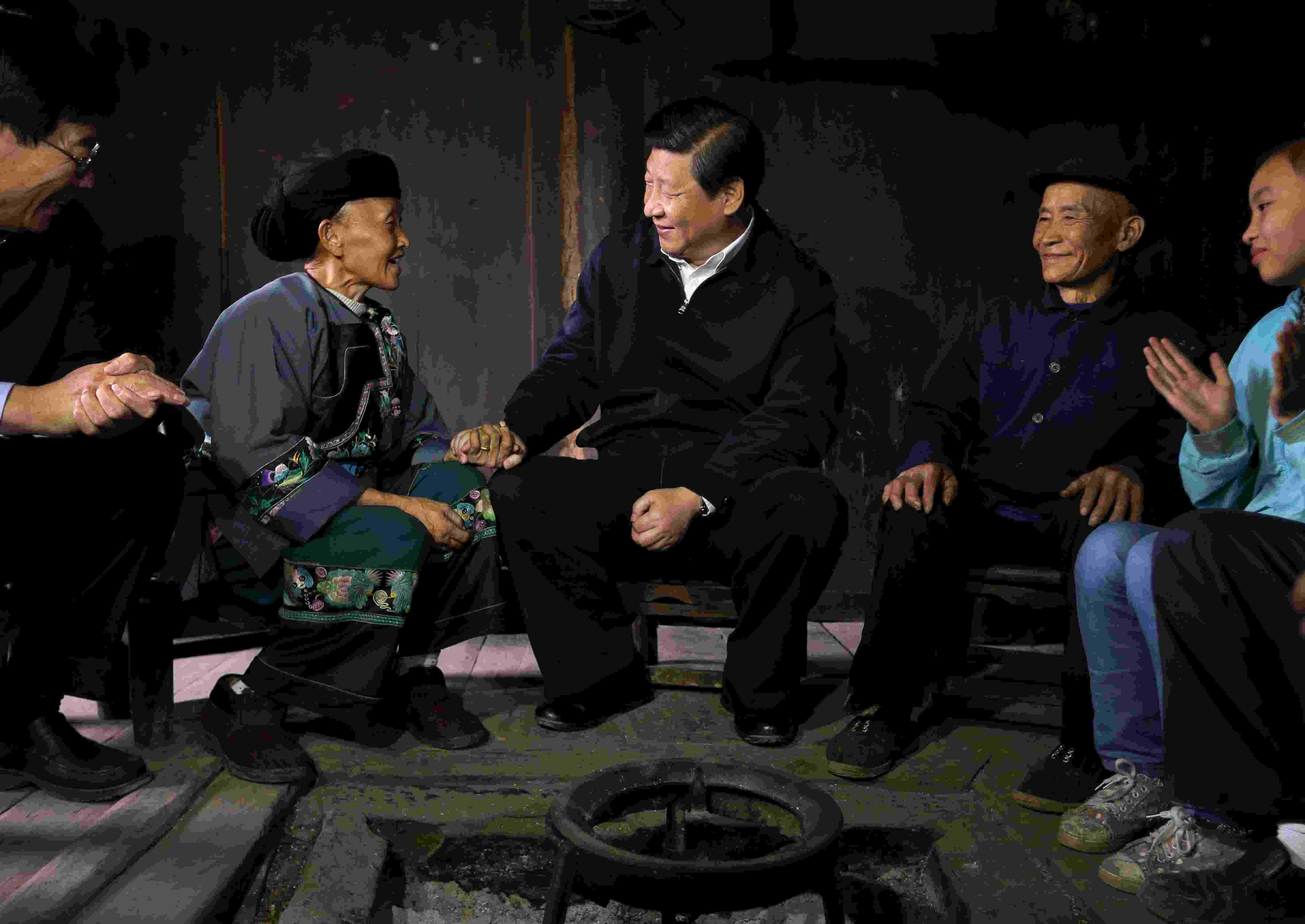 2013年11月3日，習(xí)近平在湖南花垣縣十八洞村，與石拔三老人握手交談。