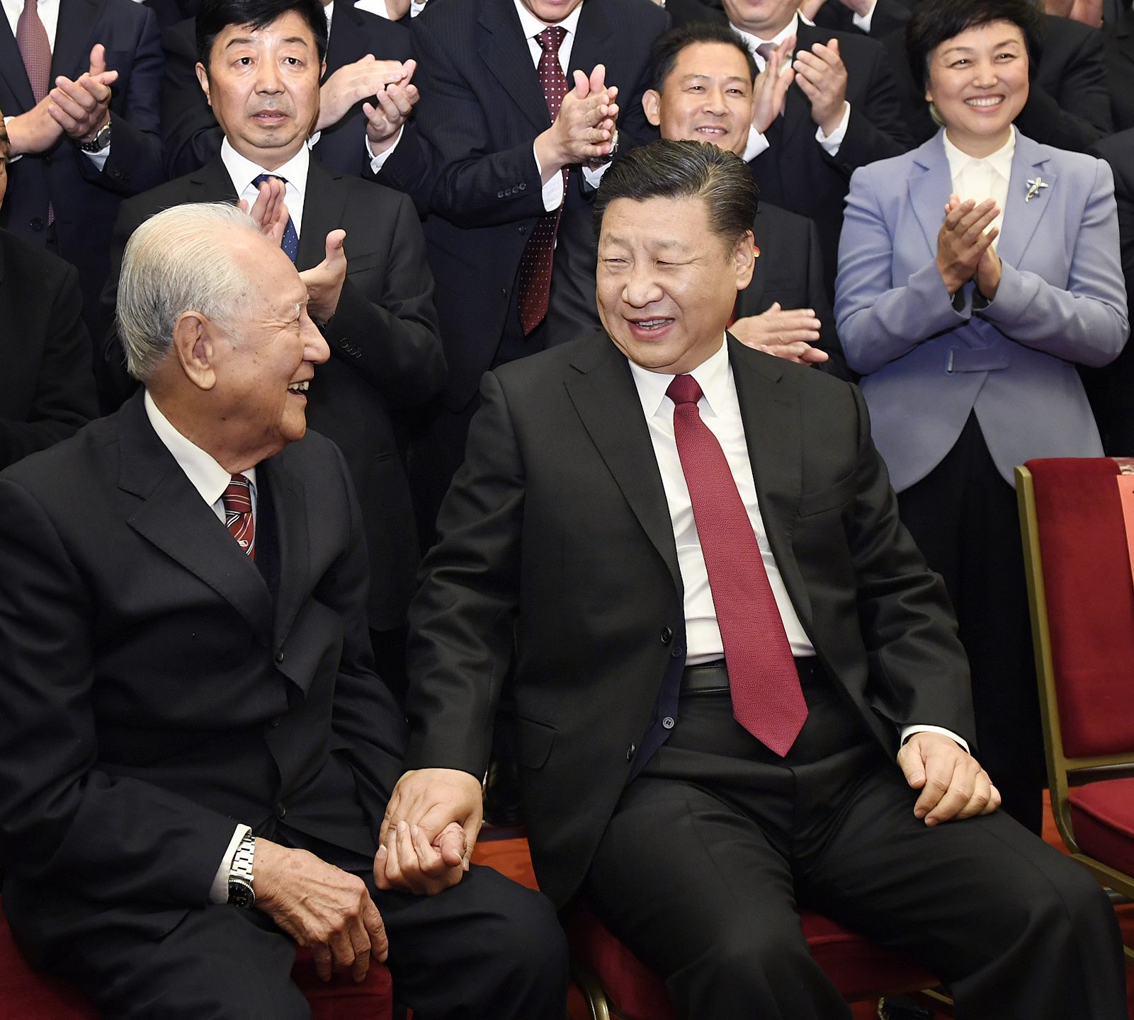 2017年11月17日，全國精神文明建設(shè)表彰大會在北京人民大會堂舉行。圖為習(xí)近平邀請黃旭華代表坐在自己身邊合影。