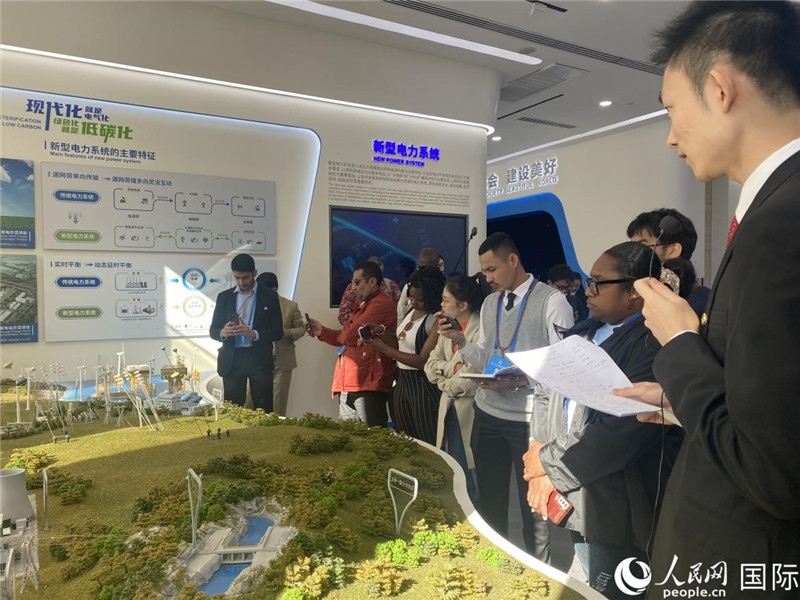 2023“一帶一路”媒體合作論壇聯(lián)合采訪團參訪中國能建。人民網(wǎng)記者 于洋攝