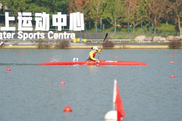 10月23日，杭州第4屆亞殘運(yùn)會皮劃艇女子KL1級比賽，中國隊(duì)選手謝毛三在比賽中。人民網(wǎng)記者 李乃妍攝