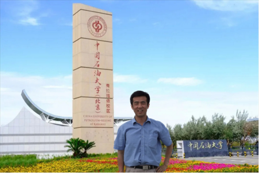 北京交通大學(xué)“銀齡教師”黃曉鳴。校方供圖