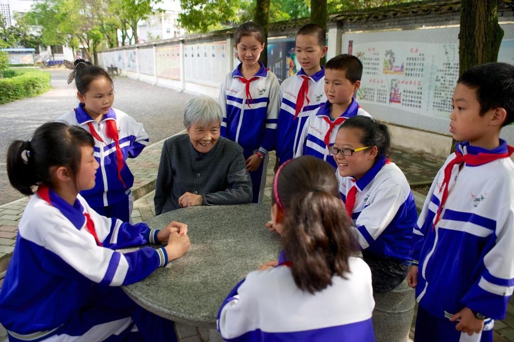 △2013年5月21日，龔全珍老人和江西萍鄉(xiāng)市蓮花縣的孩子們在一起。