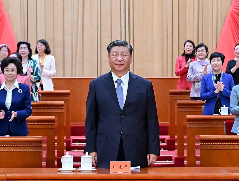 △2023年10月23日，中國婦女第十三次全國代表大會在北京人民大會堂開幕。這是習(xí)近平總書記在主席臺向與會代表致意。