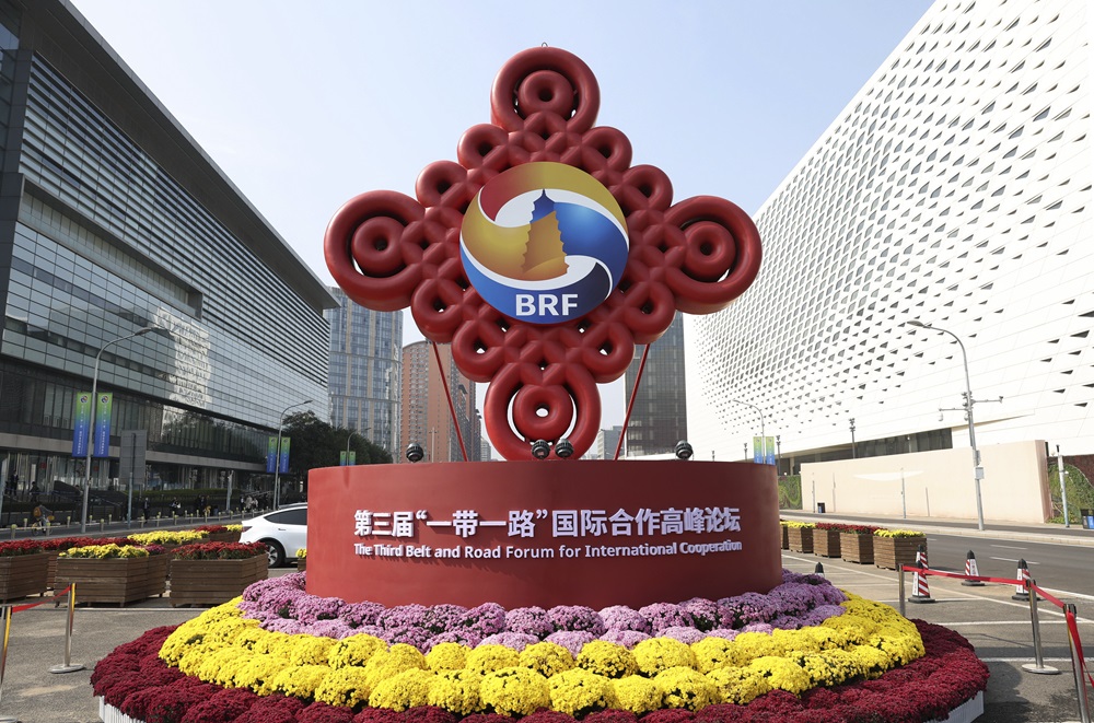 這是在北京國家會議中心附近拍攝的“一帶一路”國際合作高峰論壇景觀布置（2023年10月17日攝）。新華社記者 陳斌 攝