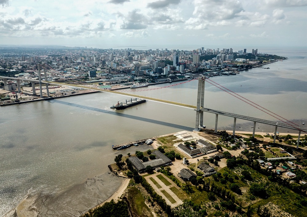 這是2019年4月8日在莫桑比克首都馬普托拍攝的馬普托大橋（無人機照片）。新華社記者 張宇 攝