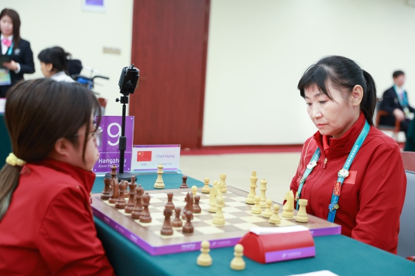 10月24日，杭州第4屆亞殘運(yùn)會國際象棋常規(guī)賽女子個人賽PI級第四輪舉行。圖為中國隊(duì)選手陳發(fā)英（右）、中國隊(duì)選手張筱笛在比賽中。圖片來源：杭州亞殘組委