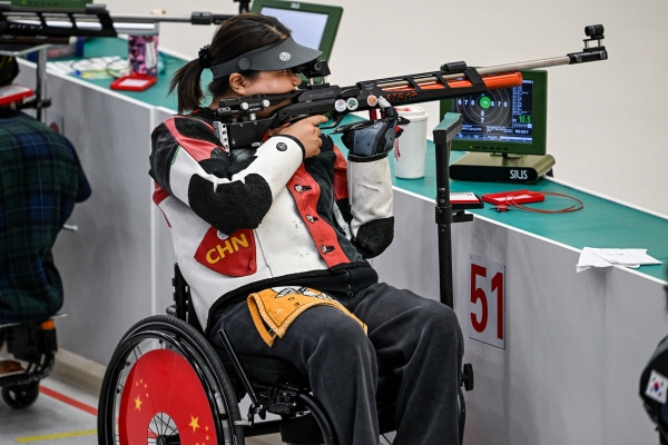 10月23日，杭州第4屆亞殘運(yùn)會射擊(R2)SH1級女子10米氣步槍立射資格賽舉行。圖為中國隊(duì)選手張翠平在比賽中。圖片來源：杭州亞殘組委