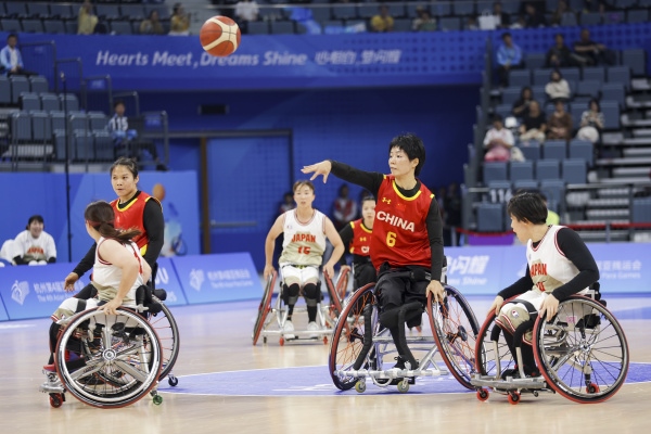 10月24日，杭州第4屆亞殘運(yùn)會輪椅籃球女子預(yù)賽舉行。圖為選手們在比賽中。圖片來源：杭州亞殘組委