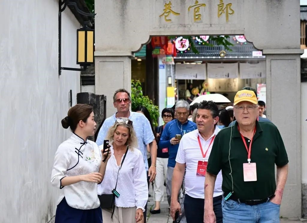 △2023年6月27日，“鼓嶺之友”部分成員和中美各界人士在福建福州南后街三坊七巷參觀訪問(wèn)。