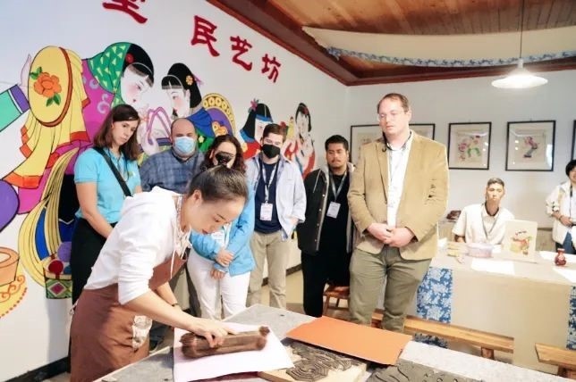 △美國(guó)席勒協(xié)會(huì)青年代表團(tuán)在四川感受中國(guó)傳統(tǒng)文化。