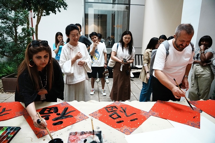 首屆國際傳播“絲路獎”獲獎代表等在廣州市荔灣區(qū)永慶坊參加文化交流活動。楊爍壁、王燕攝影報道