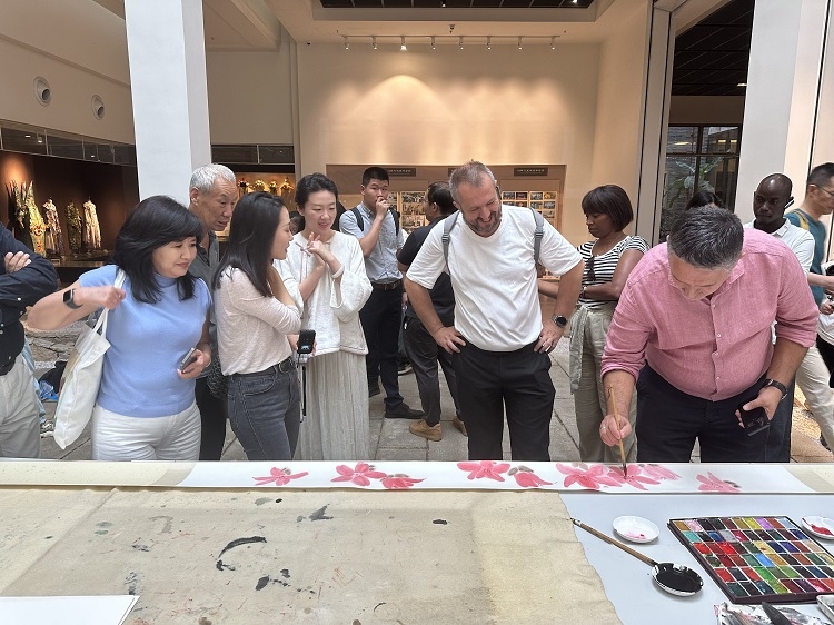 首屆國際傳播“絲路獎”獲獎代表等在廣州市荔灣區(qū)永慶坊參加文化交流活動。楊爍壁、王燕攝影報道