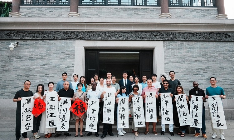 首屆國際傳播“絲路獎”獲獎代表等在廣州市荔灣區(qū)永慶坊參加文化交流活動。楊爍壁、王燕攝影報道
