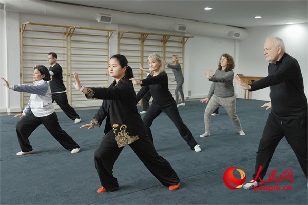 阿根廷武術(shù)俱樂部協(xié)會(huì)副會(huì)長(zhǎng)陳敏正在教學(xué)。人民網(wǎng)記者 張若涵攝