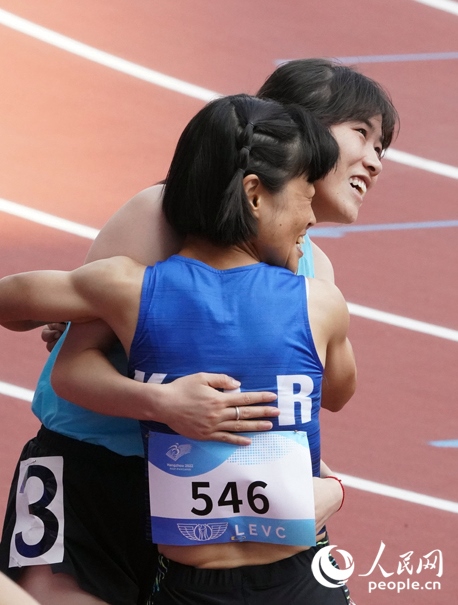 10月23日，杭州亞殘運會田徑女子200米T36級比賽結(jié)束后，中國體育代表團選手史逸婷(后)與韓國選手全珉彩相擁慶祝。人民網(wǎng)記者 胡雪蓉攝