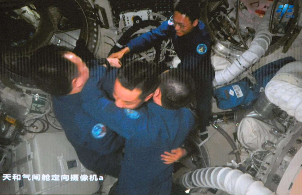 神舟十七號航天員乘組順利進入空間站。中國載人航天工程辦公室供圖
