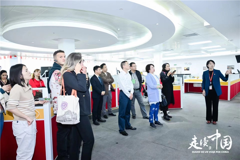 媒體記者參觀天津航空運營控制中心。主辦方供圖。